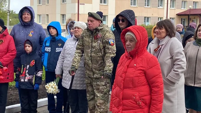 в центре ветеран боевых действий Малахов Роман (п. Садовый)
